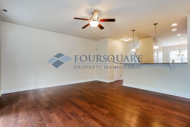 Building Photo - Townhome | Washer /Dryer Included | Enclos...