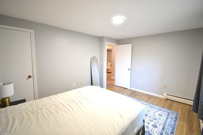 Building Photo - 1250 Farmington Ave