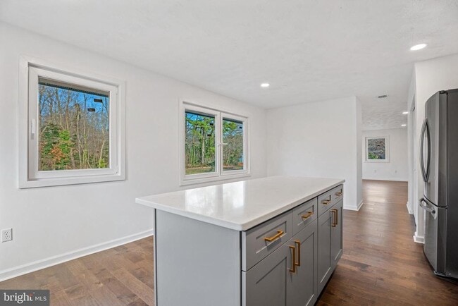 Building Photo - 49415 Holland Manor Dr