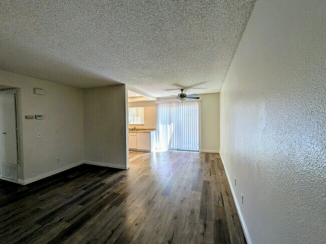 Building Photo - 955 W Devonshire Ave