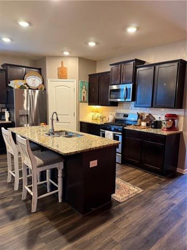 Building Photo - Welcome home to this **beautiful 4-bedroom, 2-bath rental