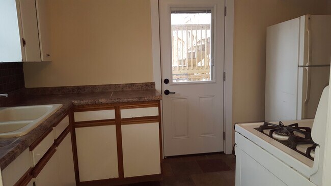 Building Photo - 113 Benton St