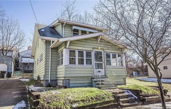 Building Photo - Spacious Single 3 Bedroom Home