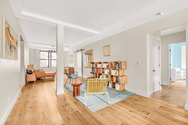 Building Photo - 320 W 89th St