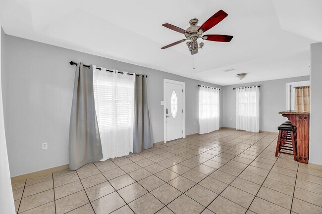 Building Photo - SPACIOUS! LOCATION!