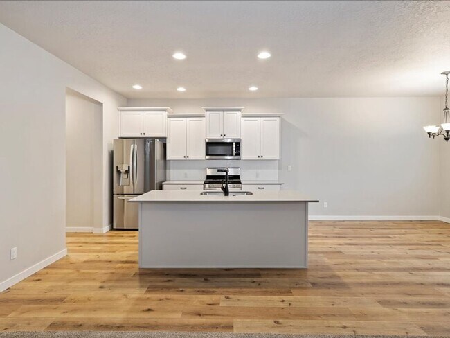 Building Photo - Free September Rent!  Beautiful Newer 4 Bed, 3 Bath located in the heart of Meridian - available ...