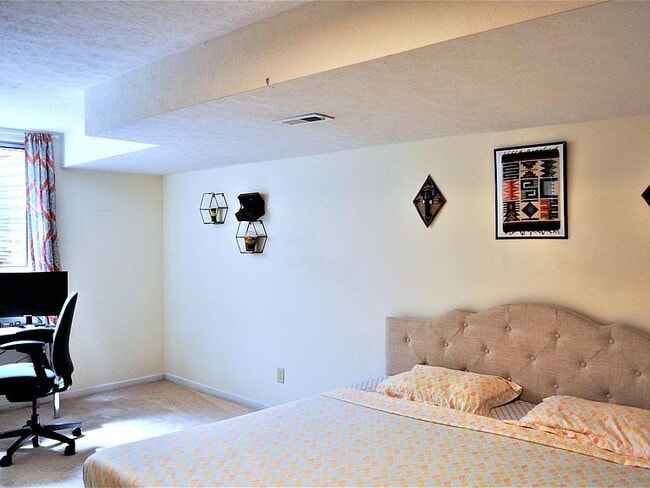 Building Photo - 6060 Chinkapin Dr