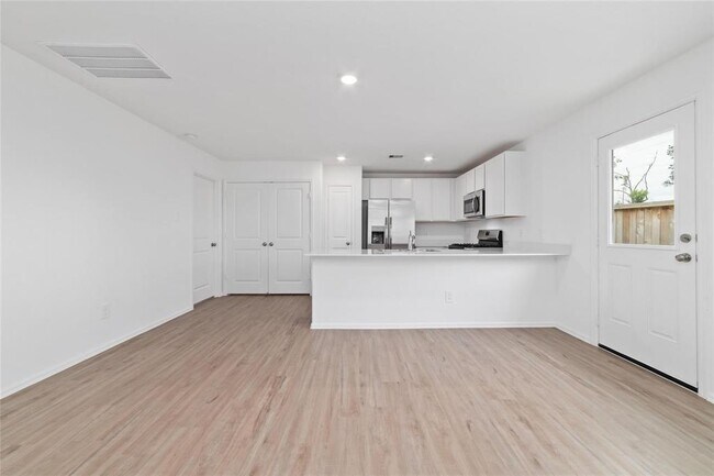 Building Photo - 2902 Mallorca Dr