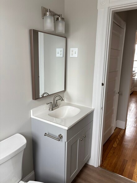 Building Photo - 206 Jewett St