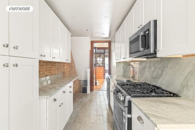 Building Photo - 896 Park Pl