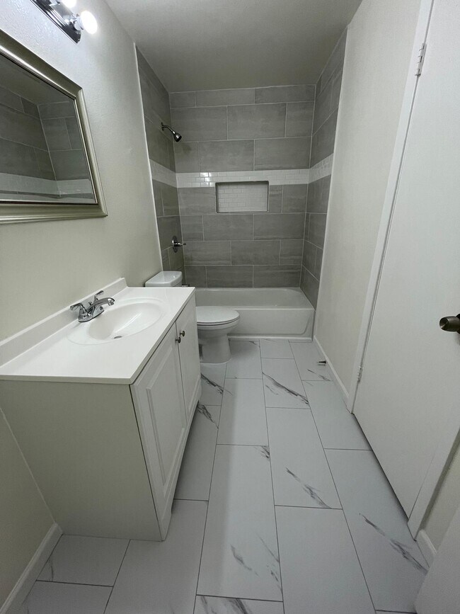 Building Photo - 2514 Garden Dr