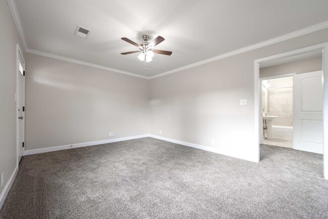 Building Photo - Look and Lease Special! $200 off rent!!!