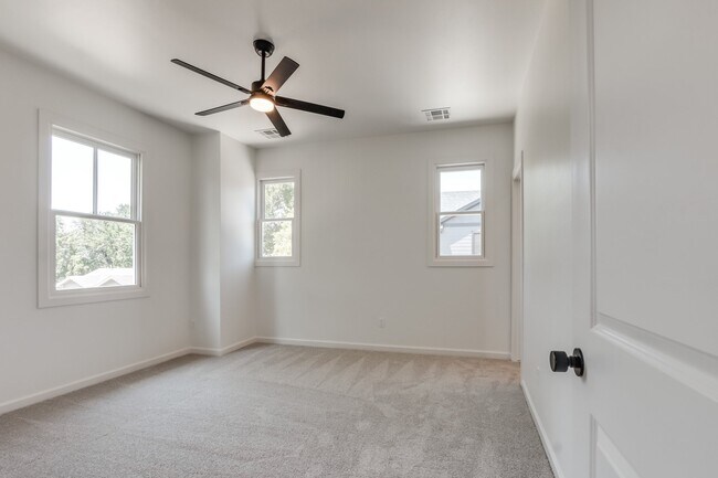 Building Photo - 2601 N Dewey Ave