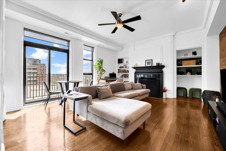 Building Photo - 2900 E Jefferson Ave