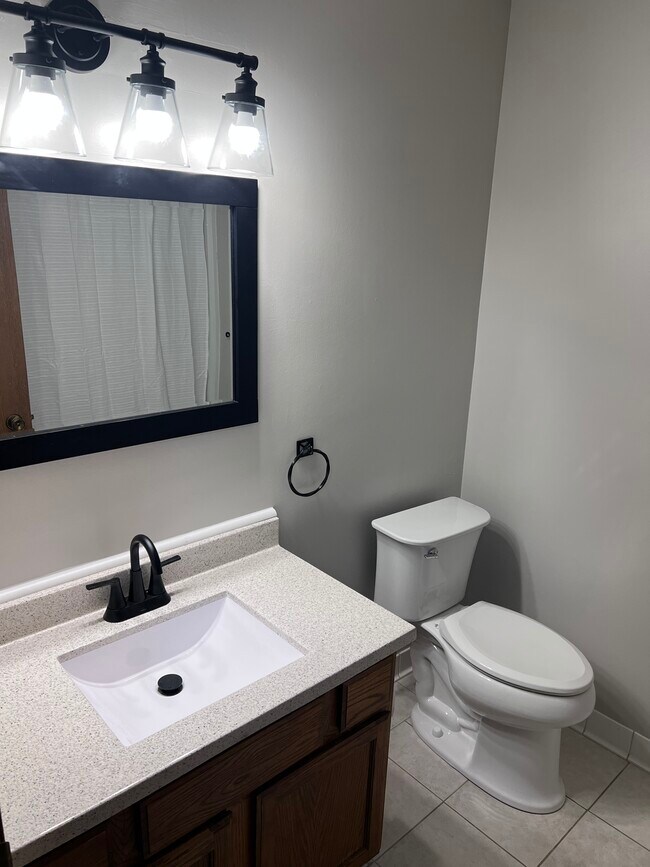 Updated upstairs full bath - 1274 Greenbriar Ct