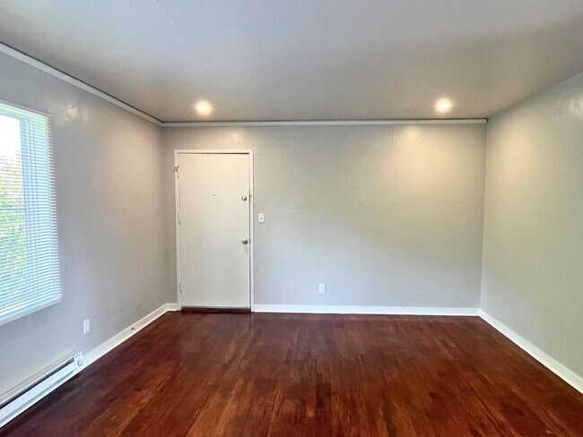 Building Photo - (UNM 355-11)  2 bed/1 bath Apartment
