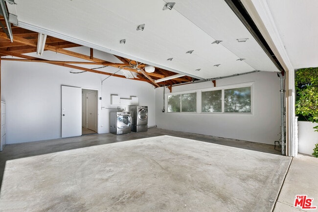 Building Photo - 826 N Tigertail Rd