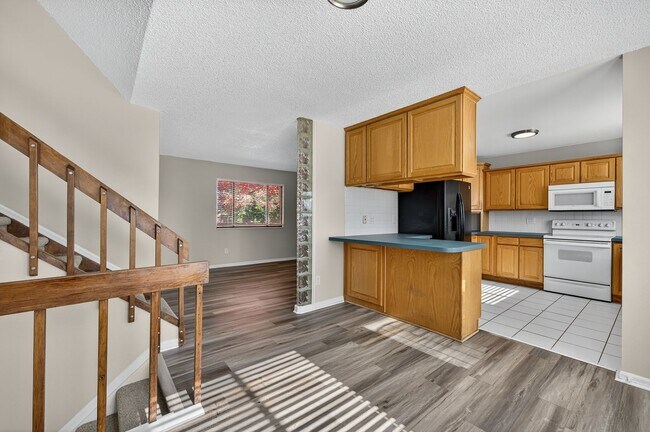 Building Photo - For Rent: Charming 4-Bedroom Tri-Level in ...