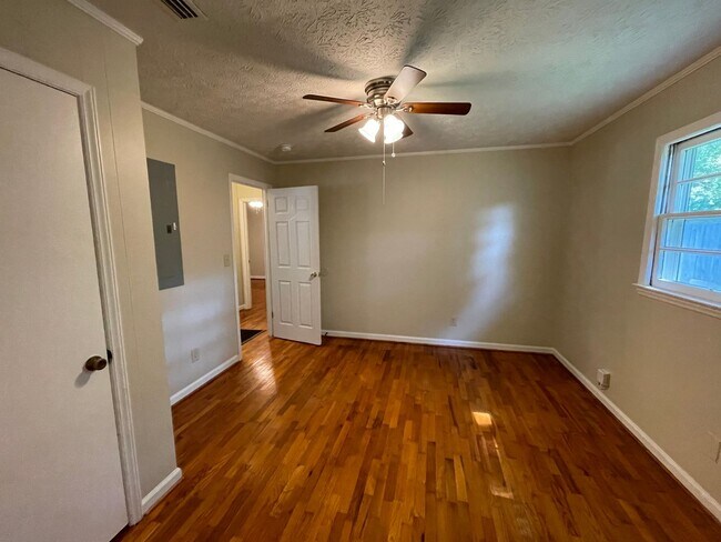 Building Photo - Updated 3/1 House in Lindale $1,295
