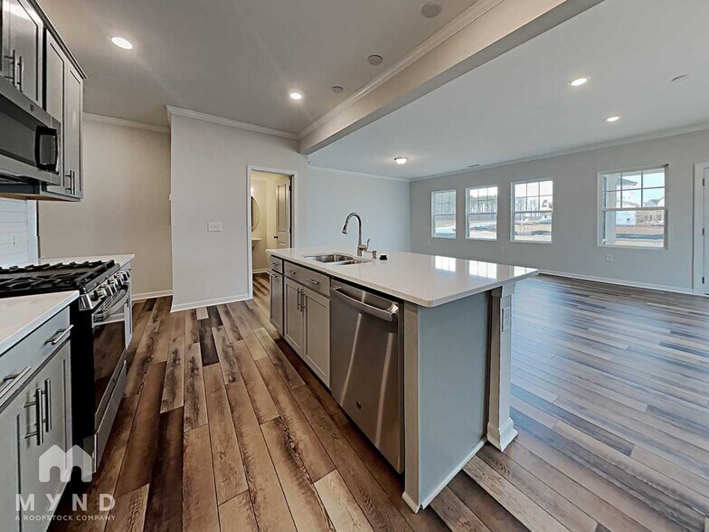 Building Photo - 1601 Trembley Pk Dr