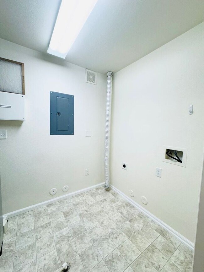 Building Photo - Beautiful, 2 Bed/2 Bath Condo in High Plai...