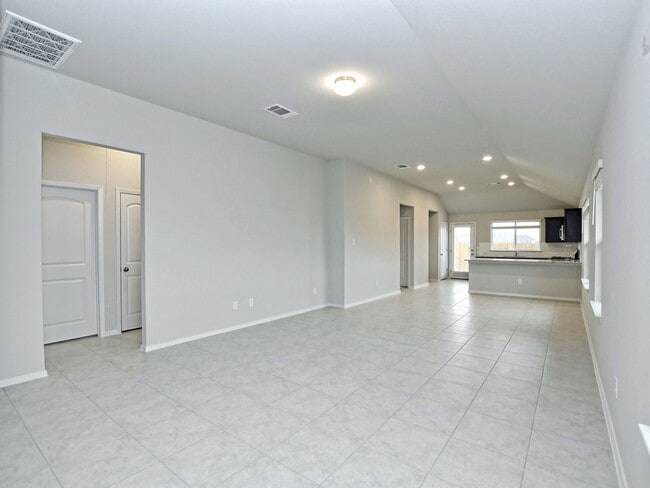 Building Photo - 3 BR / 2 BA - 1533 SF in Bastrop - Close t...