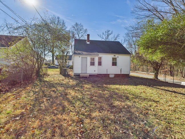 Building Photo - 500 Pelham Dr