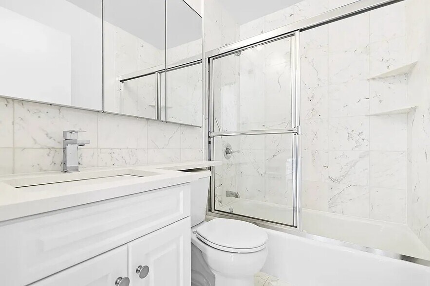 Building Photo - 420 E 72nd St