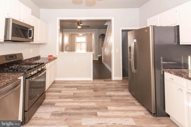 Building Photo - Spacious 3 Bedroom Townhome