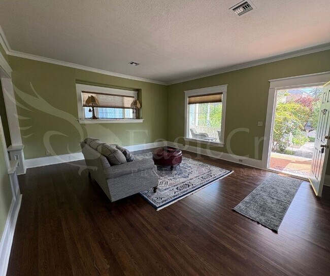 Building Photo - Three Bedroom, Two Bathroom House Near Sha...