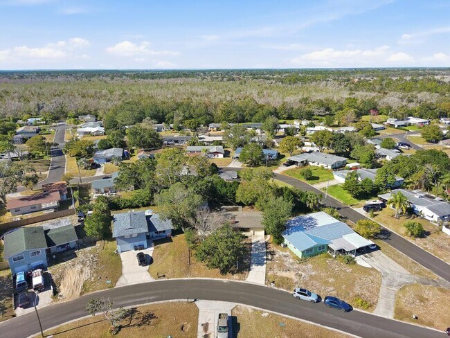 Building Photo - 1411 Crest Dr