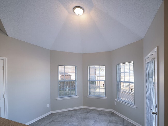 Building Photo - 3 bed, 2 bath with a Bonus room