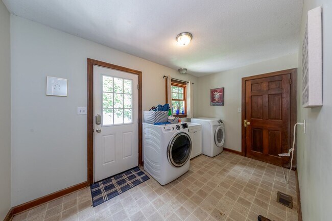 Building Photo - Spacious Colonial in Queens Lake