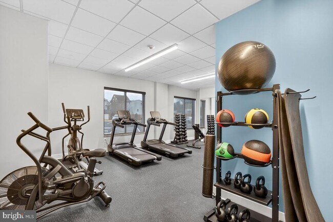 Building Photo - 624 Main St