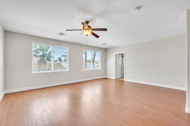 Building Photo - LUXORY 5 BEDROOM 3 1/2 BATH HOME LOCATED I...