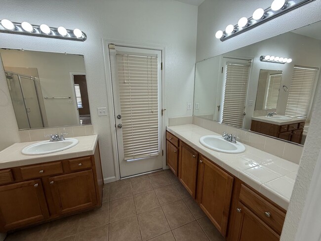 Building Photo - Spacious and Beautiful 4 bedroom luxury ho...