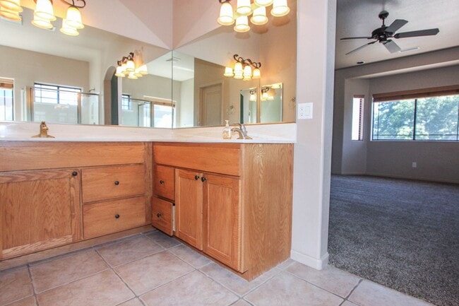 Building Photo - Willow Hills Home