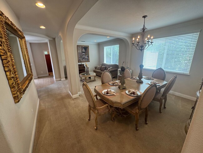 Building Photo - 5 Bed / 3.5 Bath | Elk Grove Single Family...