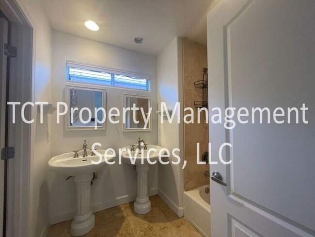 Building Photo - Updated Dual Primary Suite in Great Location!