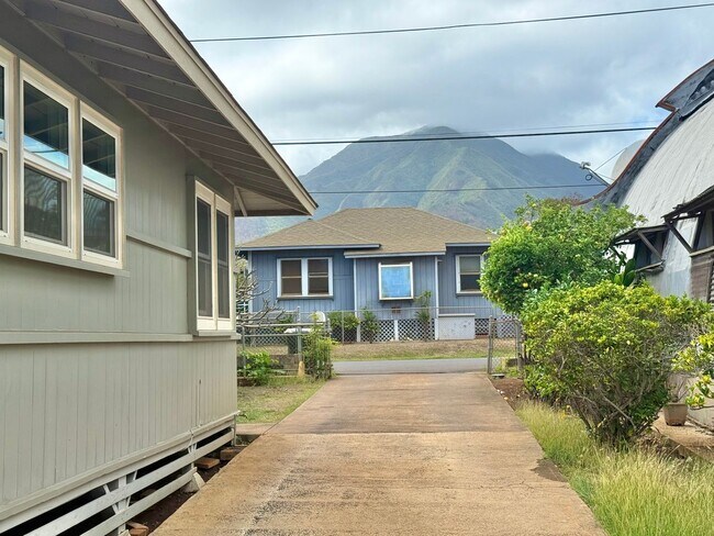 Building Photo - Partially Renovated 3 Bedroom / 2 Bathroom Main House – 1,400 Sq Ft