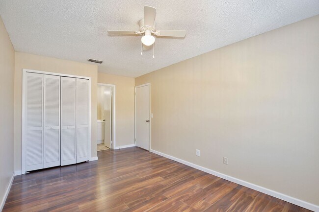 Building Photo - Spacious 2/2 Cozy Condo with a Screened Balcony in the Gated Community of Hawthorne Village - Orl...