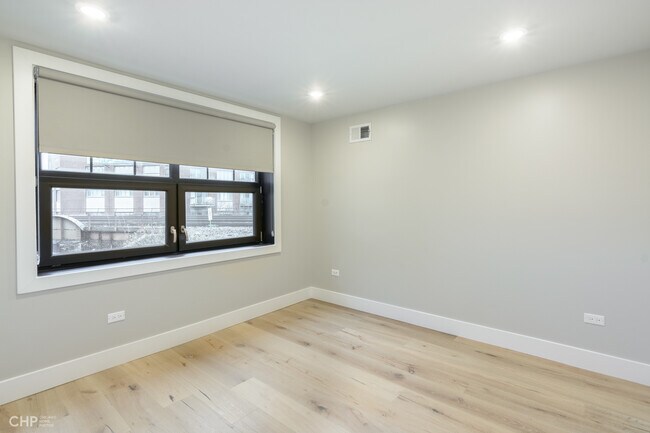 Building Photo - 729 N Sangamon St