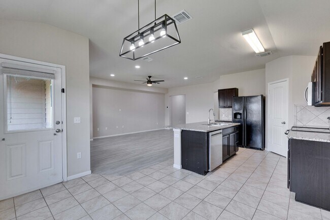Building Photo - 116 Leona River Trl
