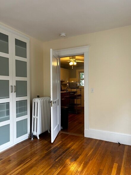 Building Photo - 27 Knoll St