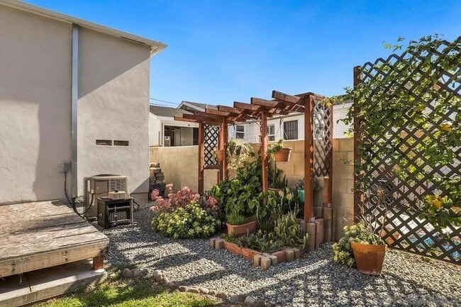 Building Photo - 5442 San Onofre Terrace