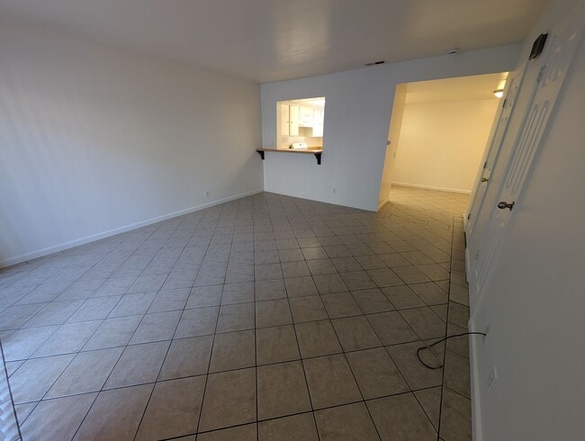 Building Photo - 1105 W Cypress Ave
