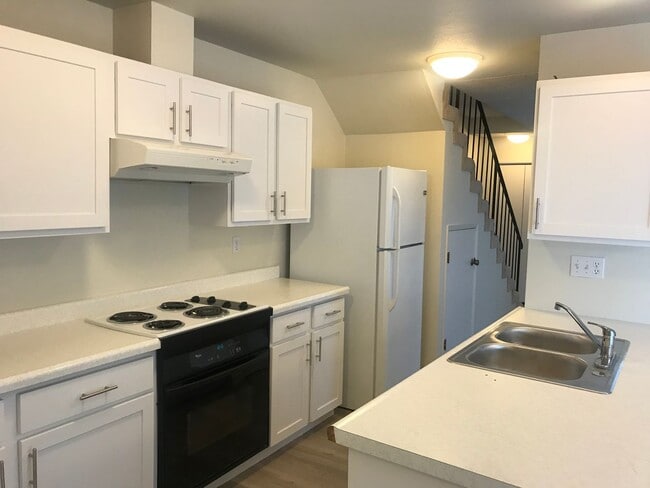Building Photo - Charming and Conveniently Located Townhome...