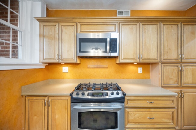 Building Photo - 821 Brandon Ave