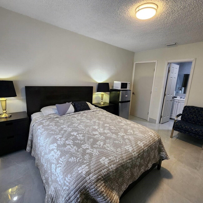 Building Photo - 875 Westward Dr