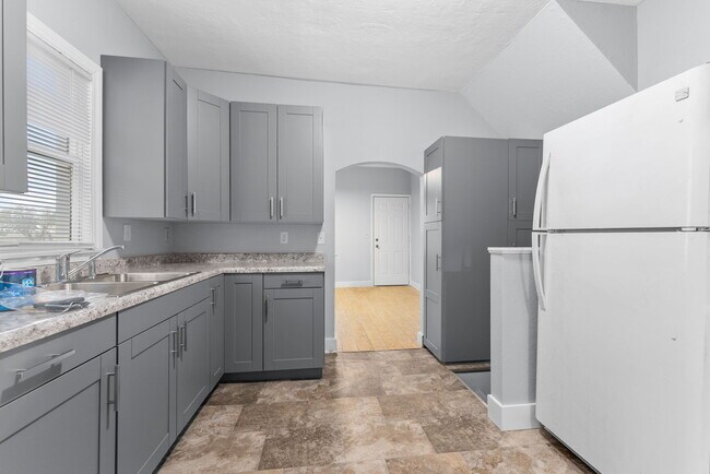 Building Photo - 919 W 12th St